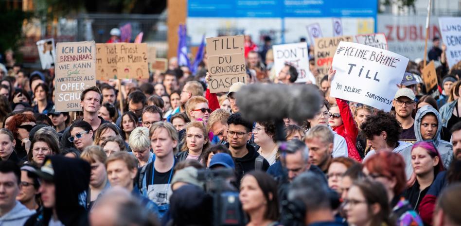 Unas dos mil mujeres protestan contra la actuación de Rammstein en Viena