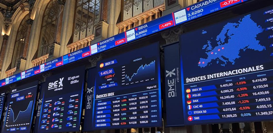 Caen las bolsas internacionales tras rebaja de calificación de la deuda de EU