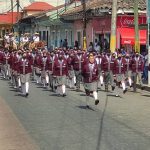 Ucrania retira martillo y hoz soviéticos en la estatua de Kiev para colocar el escudo del país