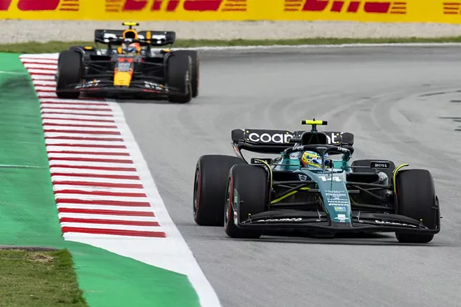 Checo Pérez, otro palo de Helmut Marko: «Sólo veo a una persona capaz de acercarse a Verstappen y es Alonso»