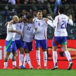 Natanael Cano le da un beso en el abdomen a Peso Pluma