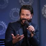 Estudiante denuncia acoso en discurso de graduación; detienen a profesor