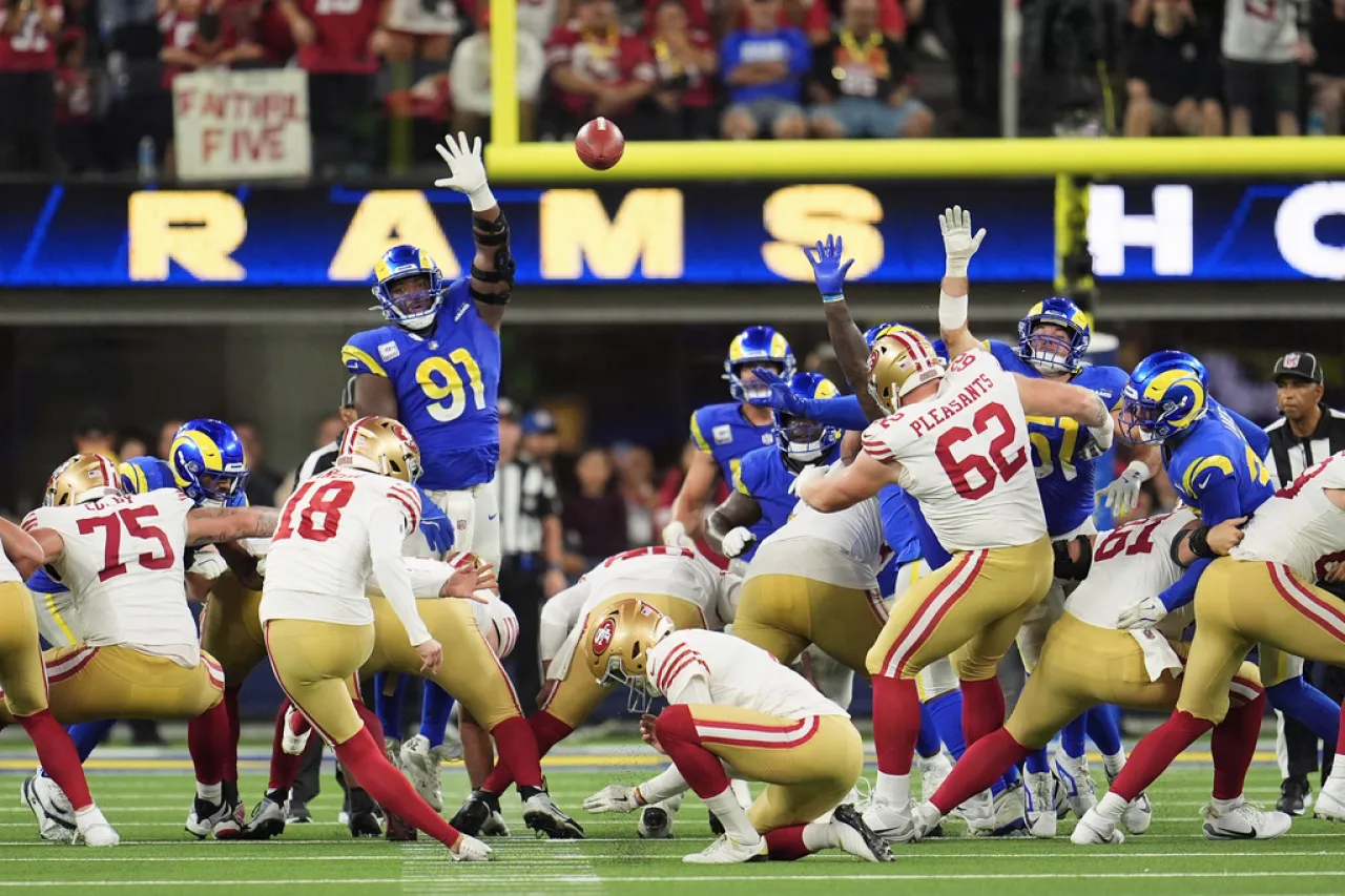 Unos 49ers plagados de lesiones superan a Rams en tiempo extra
