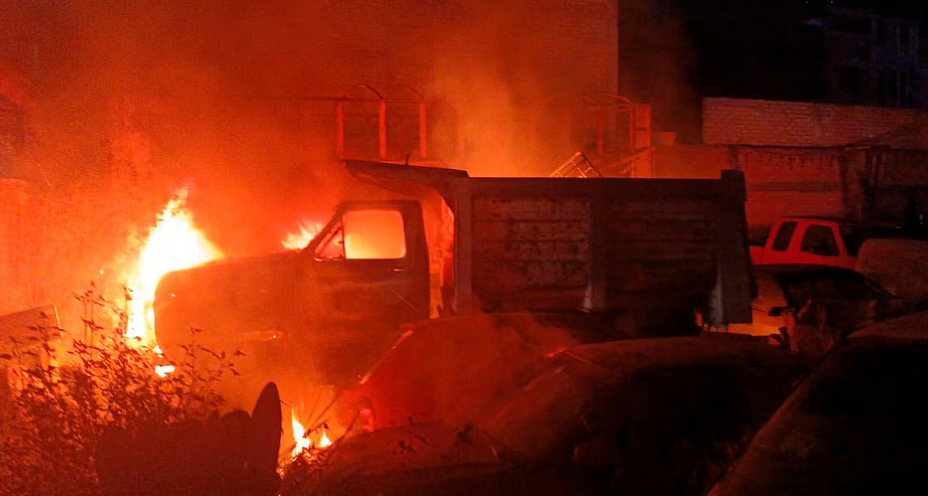 Se incendia taller mecánico en Morelia; hay cinco vehículos dañados